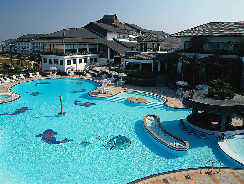 一個游泳池需要哪些設(shè)備？